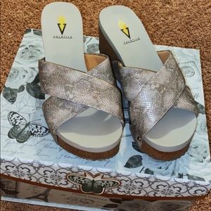 Super cute volatile platform sandals